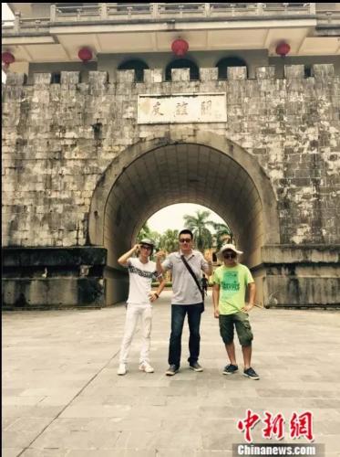 乔鸿和朋友在凭祥友谊关旅游 乔鸿和朋友在凭祥友谊关旅游