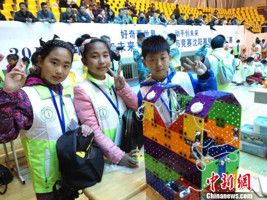这组选手很快就完成了作品。 赵桂华 摄 这组选手很快就完成了作品。 赵桂华 摄