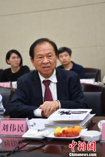 抗日名将刘放吾将军之子、美国知名华裔企业家、美国智库太平洋国际政策理事会常务理事刘伟民从美国前来,与来自北京、江苏、湖南、四川、重庆、台湾等地的专家学者共同座谈研讨。 张浪 摄 抗日名将刘放吾将军之子、美国知名华裔企业家、美国智库太平洋国际政策理事会常务理事刘伟民从美国前来,与来自北京、江苏、湖南、四川、重庆、台湾等地的专家学者共同座谈研讨。 张浪 摄