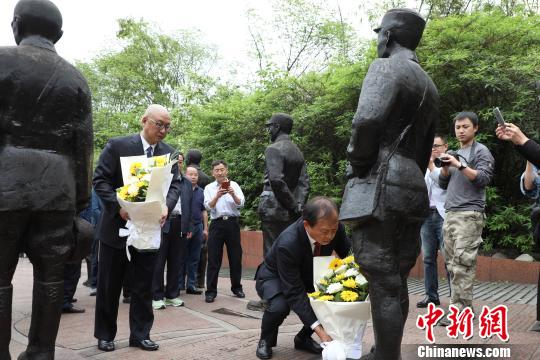 刘伟民在建川博物馆壮士广场向父亲塑像献花。 张浪 摄 刘伟民在建川博物馆壮士广场向父亲塑像献花。 张浪 摄