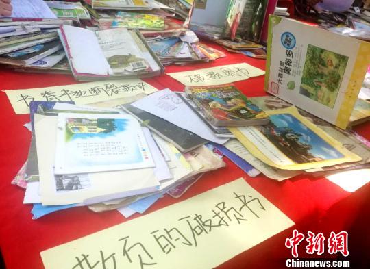 图为已经散页的破损图书,看着让人心疼。 刘鹏 摄 图为已经散页的破损图书,看着让人心疼。 刘鹏 摄