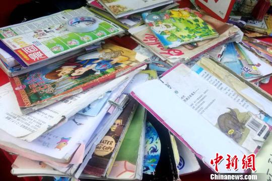 图为活动现场展示的破损图书。 刘鹏 摄 图为活动现场展示的破损图书。 刘鹏 摄