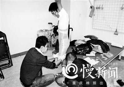 邹有策(左)为伤员服务 邹有策(左)为伤员服务