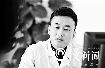 回想地震伤员在医院治疗的经历,邹有策眼中泛起泪光。 回想地震伤员在医院治疗的经历,邹有策眼中泛起泪光。