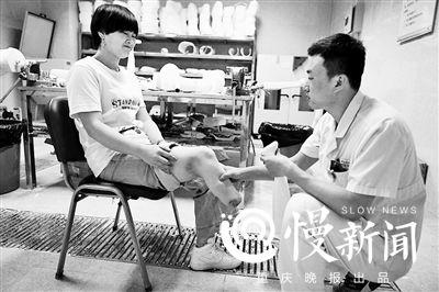 为赵秘(左)更换假肢 为赵秘(左)更换假肢