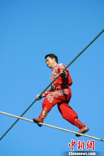图说:惊险刺激的江上走钢丝表演。刘永红 摄 刘永红 摄 图说:惊险刺激的江上走钢丝表演。刘永红 摄 刘永红 摄
