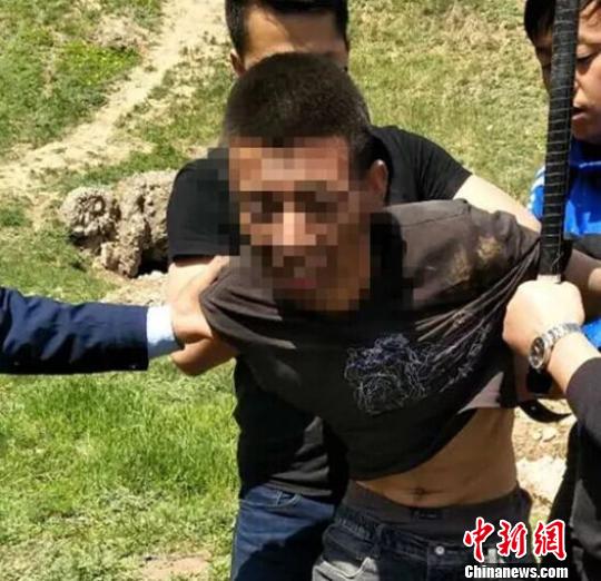 图为警方抓获暴力抗法违法人员苏某某。平凉市公安局供图 图为警方抓获暴力抗法违法人员苏某某。平凉市公安局供图