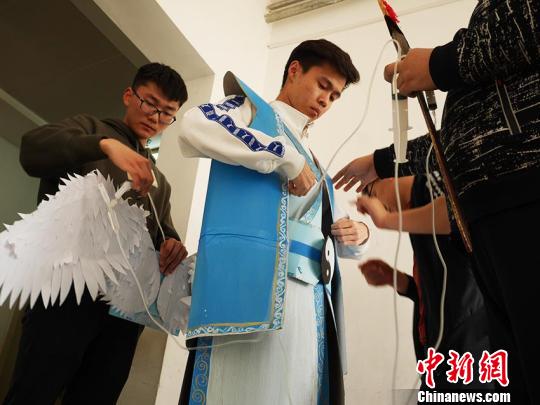 “康复服”是用纸壳和针筒制作的,被绘制成中国古代汉服的样式。 苍雁 摄 “康复服”是用纸壳和针筒制作的,被绘制成中国古代汉服的样式。 苍雁 摄