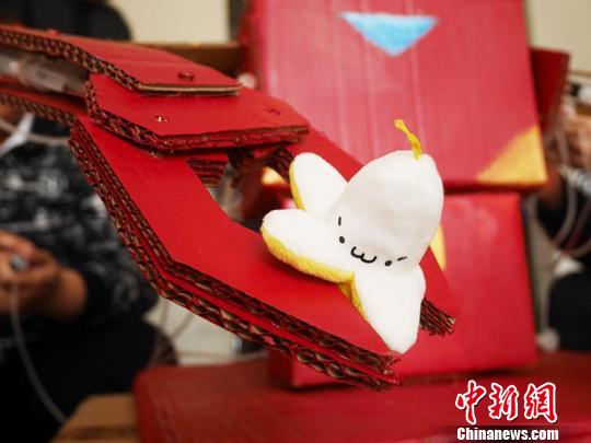 患者通过操控“康复机器人”夹起小物件,进而锻炼手部力量和灵活性、稳定性。 苍雁 摄 患者通过操控“康复机器人”夹起小物件,进而锻炼手部力量和灵活性、稳定性。 苍雁 摄
