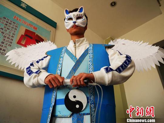 “康复服”是用纸壳和针筒制作的,被绘制成中国古代汉服的样式。 苍雁 摄 “康复服”是用纸壳和针筒制作的,被绘制成中国古代汉服的样式。 苍雁 摄