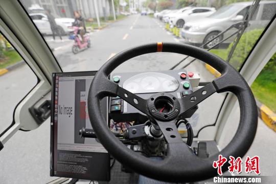无人驾驶清洁车的驾驶室和一般的车辆一样。 殷立勤 摄 无人驾驶清洁车的驾驶室和一般的车辆一样。 殷立勤 摄